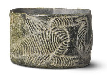 На чаше можно увидеть заштрихованный рисунок в виде скорпиона