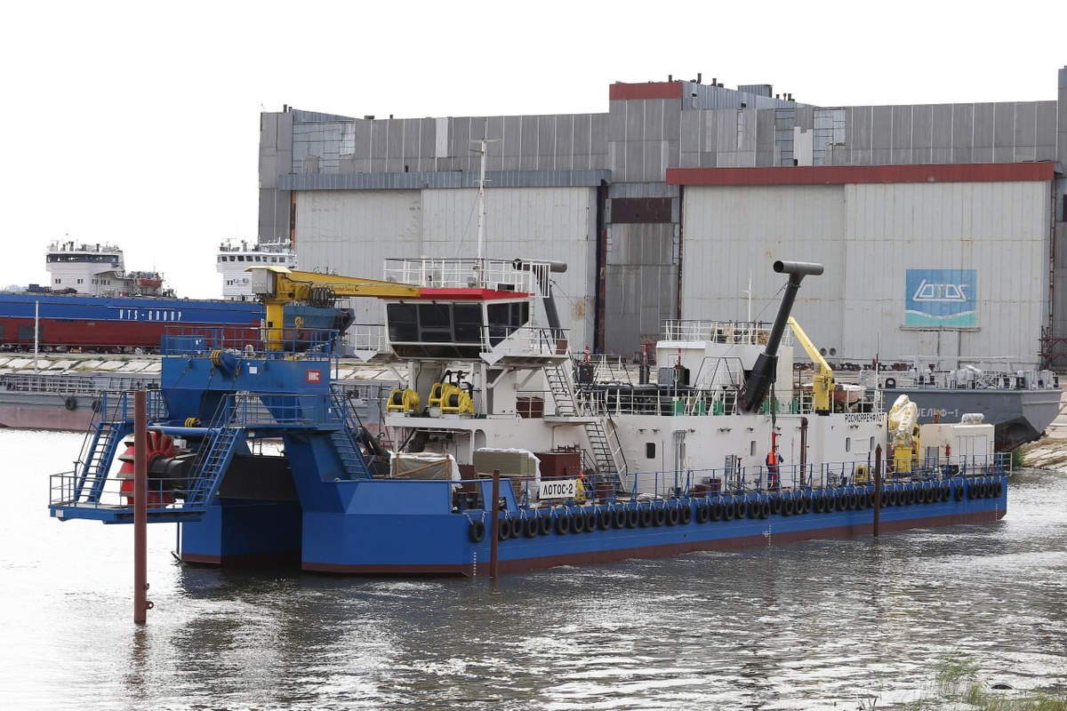   Земснаряд с роторным рыхлителем «Лотос-2»