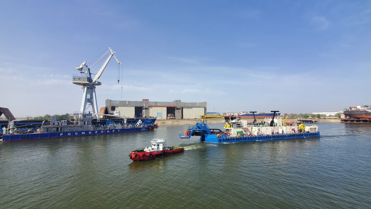   Земснаряд с роторным рыхлителем «Лотос-2»