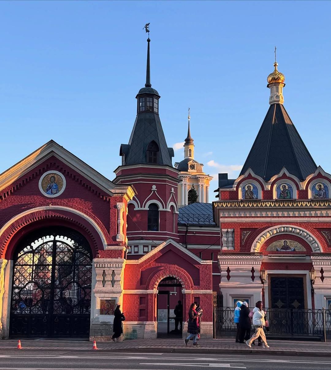 Вход в Покровский монастырь