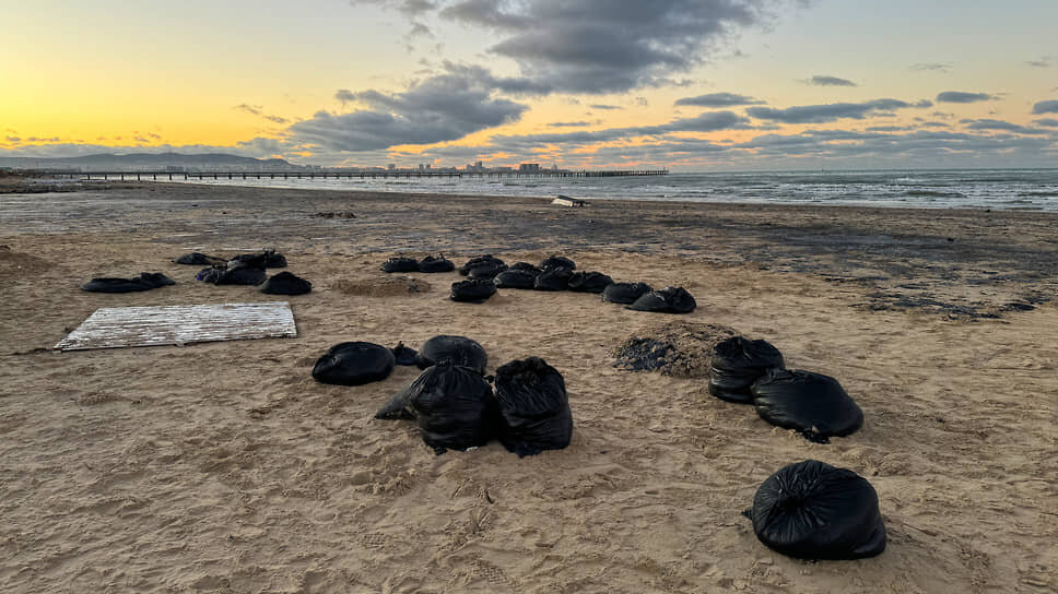 Ликвидация последствий разлива нефтепродуктов на береговой линии в Анапе (декабрь 2024 года).📷Фото: Александр Черных / Коммерсантъ