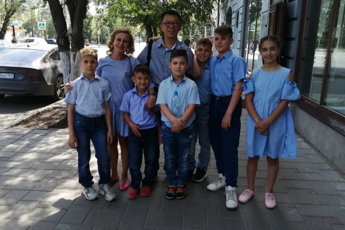    Все шестеро детей Хан-Сирант учатся в музыкальной школе. Старший сын Денис, а также двойняшки Данила и Настя играют на аккордеоне, Артем — на баяне, Матвей — на балалайке, а Никита — на фортепиано.