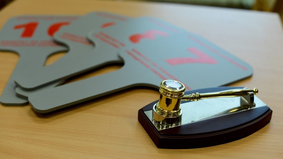    Молоток и карточки для проведения аукциона на столе. Автор фото: Сергей Ермохин / "Деловой Петербург"