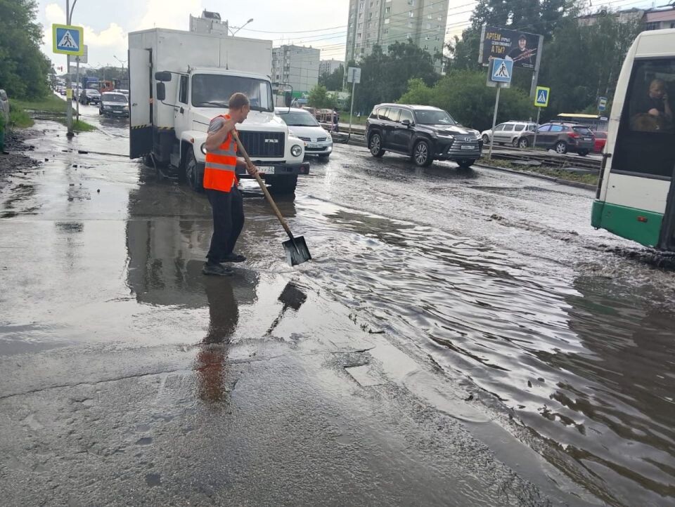    Очистка ливневой канализации. Источник: администрация Барнаула