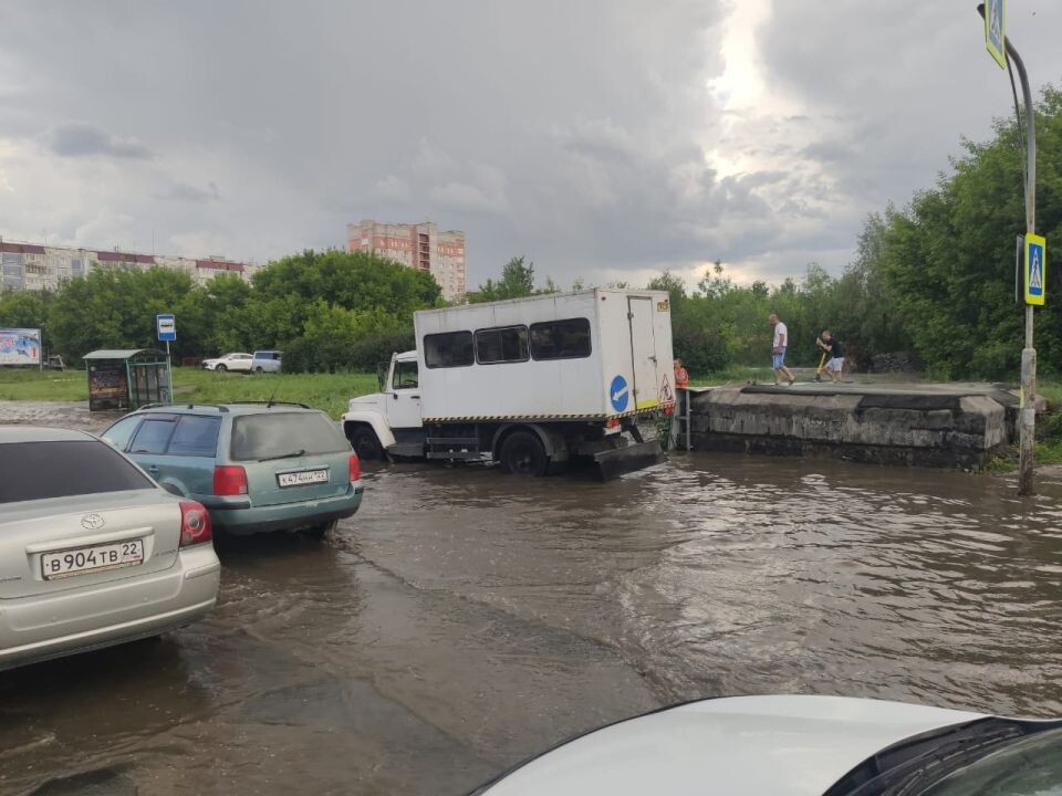    Очистка ливневой канализации. Источник: администрация Барнаула