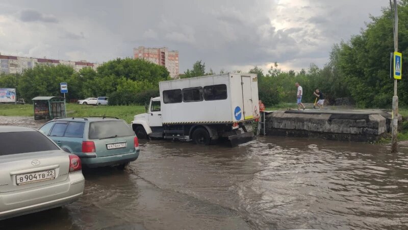     «Автодорстрой» очищает ливнеприемные колодцы в Индустриальном районе. Мэрия Барнаула