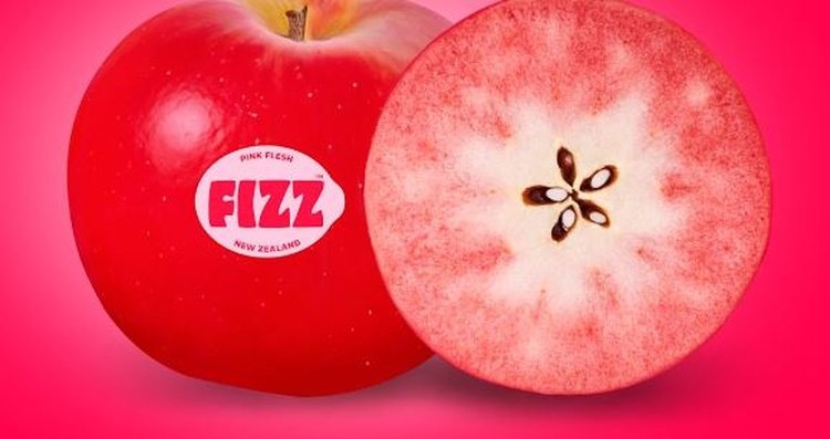    Антоциановые яблоки с розово-красной мякотью: есть кожуру больше не обязательно