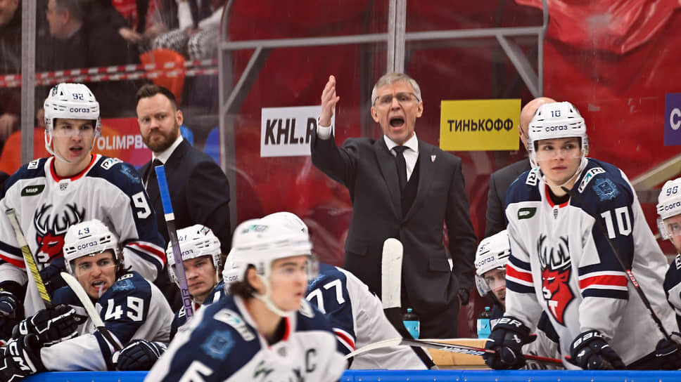 Главный тренер команды «Торпедо» Игорь Ларионов во время матча чемпионата сезона 2023/24.📷Фото: Иван Водопьянов / Коммерсантъ