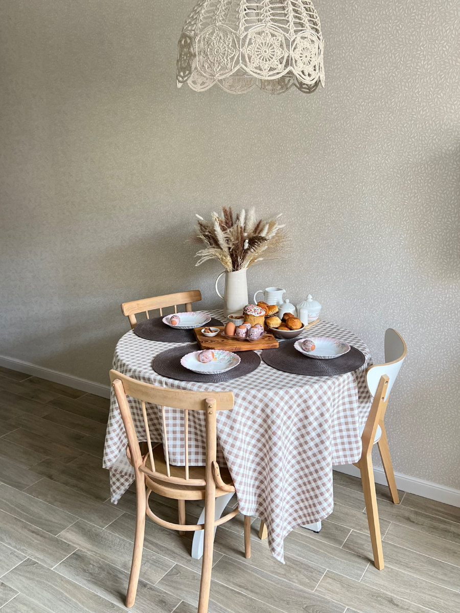 Стол достался нам от родителей, стулья от дедушки, а белый стул хотели выкинуть, но мы с мужем его починили и забрали себе. 