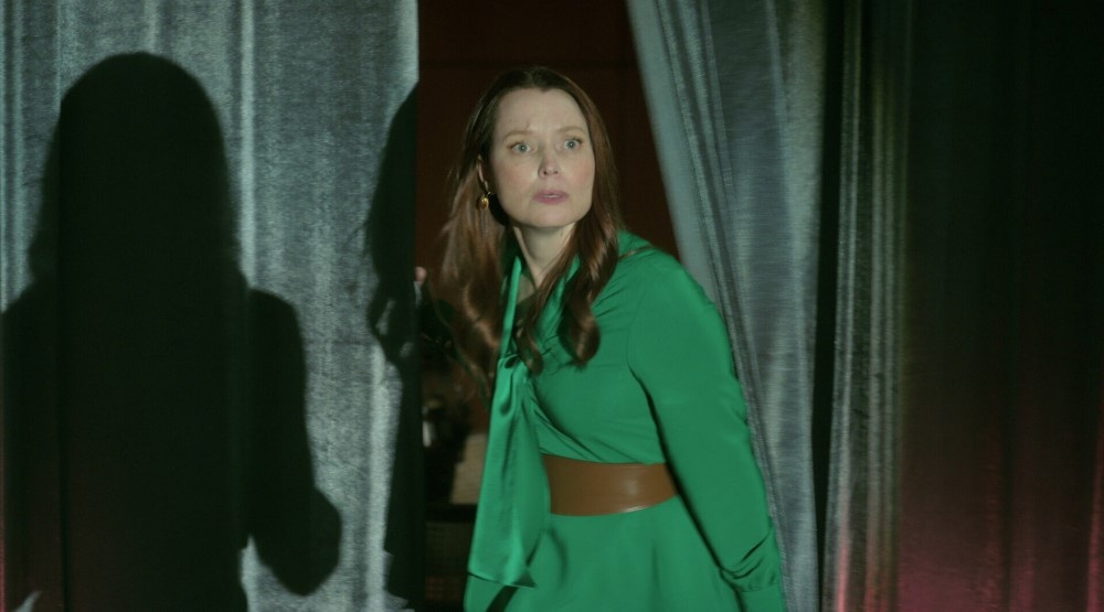     Саманта Слойан, кадр из сериала «Падение дома Ашеров» (2023)