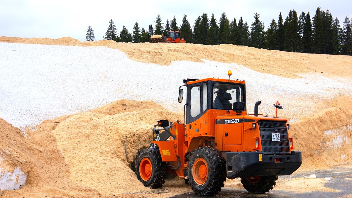    В Ханты-Мансийске запасли более 30 тысяч кубометров снега