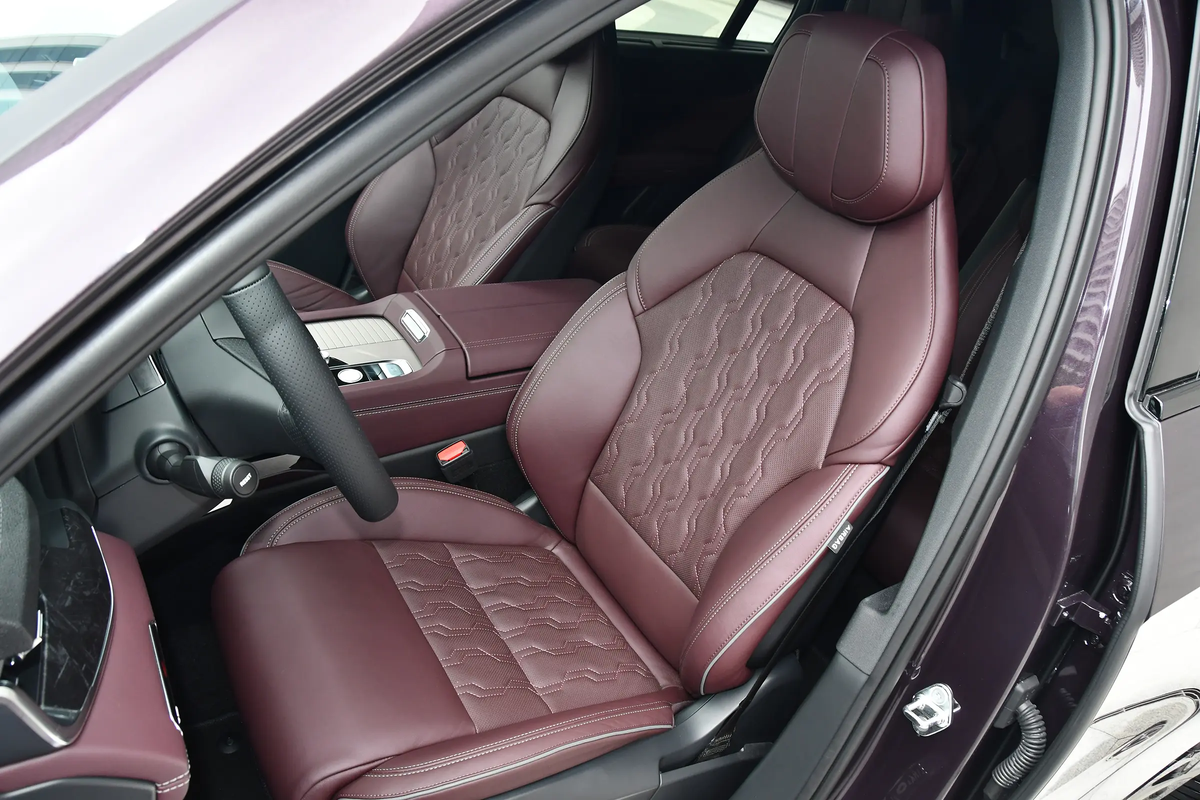 выставочный автомобиль - интерьер Lynk & Co 09 действительно создает ощущение роскоши, даже человек, который не разбирается в машинах, может легко заметить разницу
