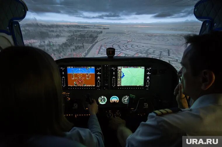 Корреспондент попробовала управлять самолетом. Фото: Руслан Яроцкий © URA.RU