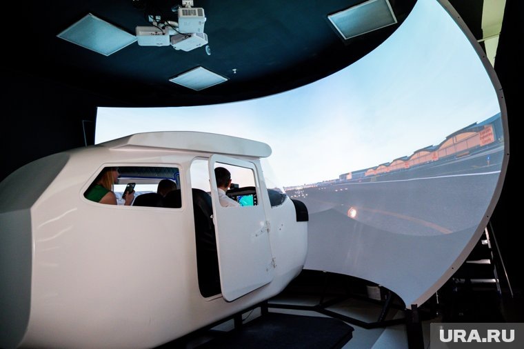 Обучение проходит на авиасимуляторе, который сделан под настоящую кабину одномоторного самолета. Фото: Руслан Яроцкий © URA.RU