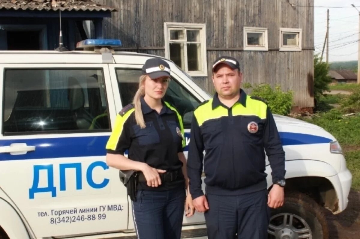    В Прикамье экипаж ДПС спас людей и кошку из горящего многоквартирного дома