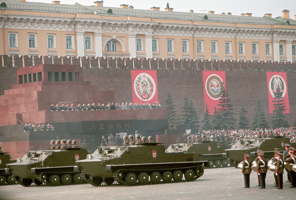 БТР-50ПК (с крышей) на одном из парадов