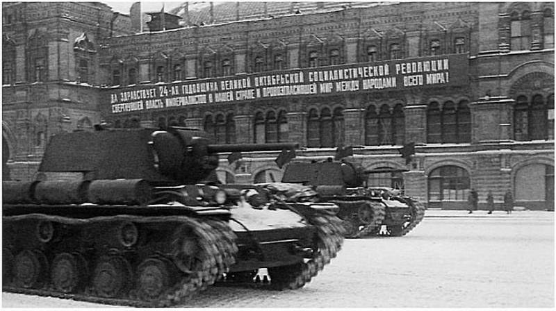 КВ-1 на параде 7 Ноября 1941 года