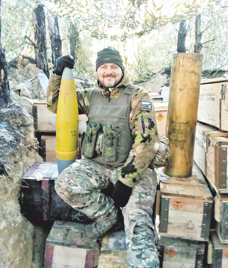 Андрей Какаулин со снарядом от 152-миллиметрового орудия «Гиацинт». Артдивизион, в котором он служил, наносит врагу ощутимый урон./ ФОТО из архива Андрея КАКАУЛИНА