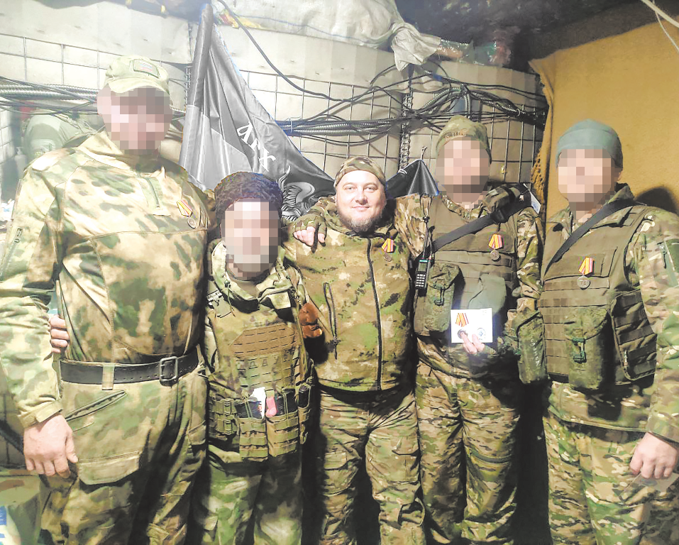 В блиндаже после награждения медалями «За храбрость». Андрей Какулин (в центре) попросил не показывать пока лица однополчан и кое-какие детали. Все потом. После Победы! / ФОТО из архива Андрея КАКАУЛИНА