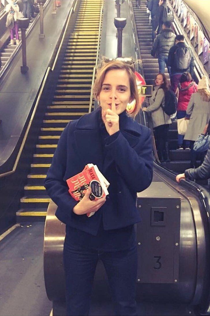 Звёзды кино, музыки, моды и политики кажутся нам людьми другого мира. Но, как и мы, они ищут ответы, вдохновение и утешение… в книгах. Часто — в очень неожиданных. Заглянем на книжные полки знаменитостей и узнаем, какие истории вдохновляют тех, кого ежедневно видит весь мир.