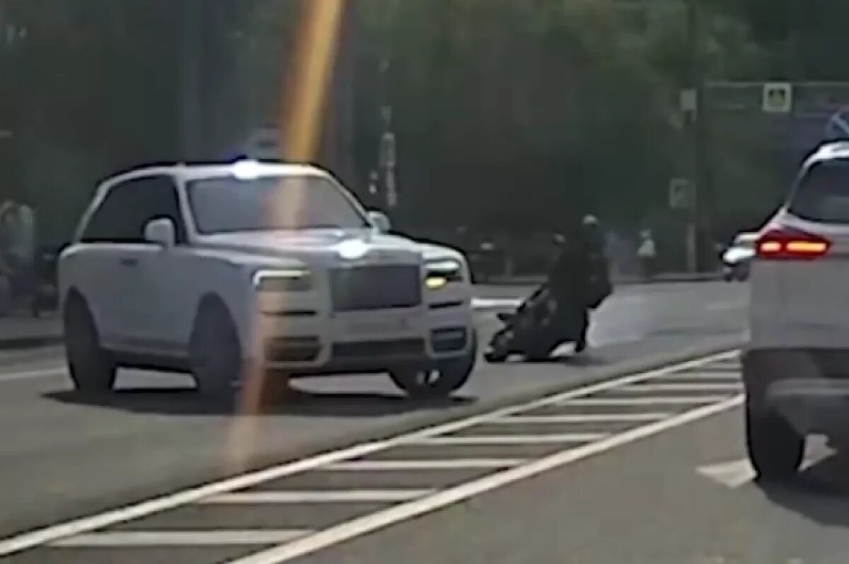    Впечатляющий своей наглостью манёвр Rolls-Royce, который чуть не стоит жизни врезавшемуся в него мотоциклисту.