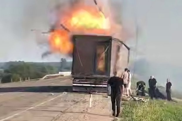    Горящая фура с дронами, задействованная в атаке ВСУ. Кадр: Telegram-канал Amur Mash