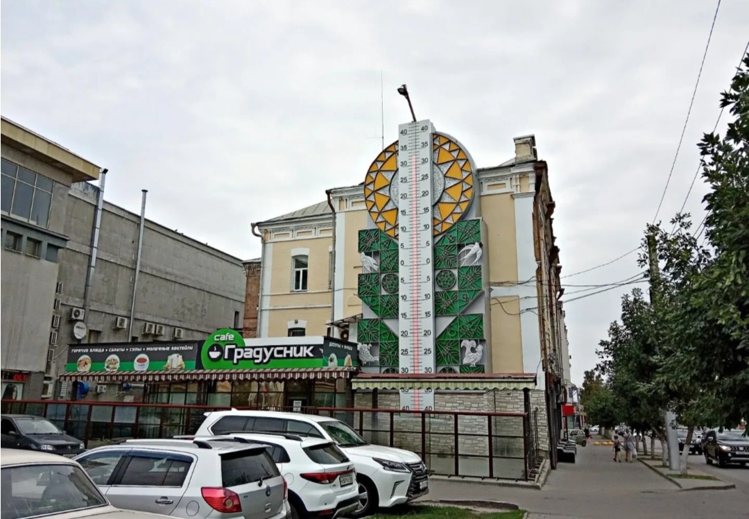 Градусник такой весь в цветочке стоит как будто в желтом одуванчике, который обычно по весне цветет когда хорошая погода. Кстати этим летом будем все ждать как впрочем и всегда 36 градусов жары для самого пляжного отдыха✨️