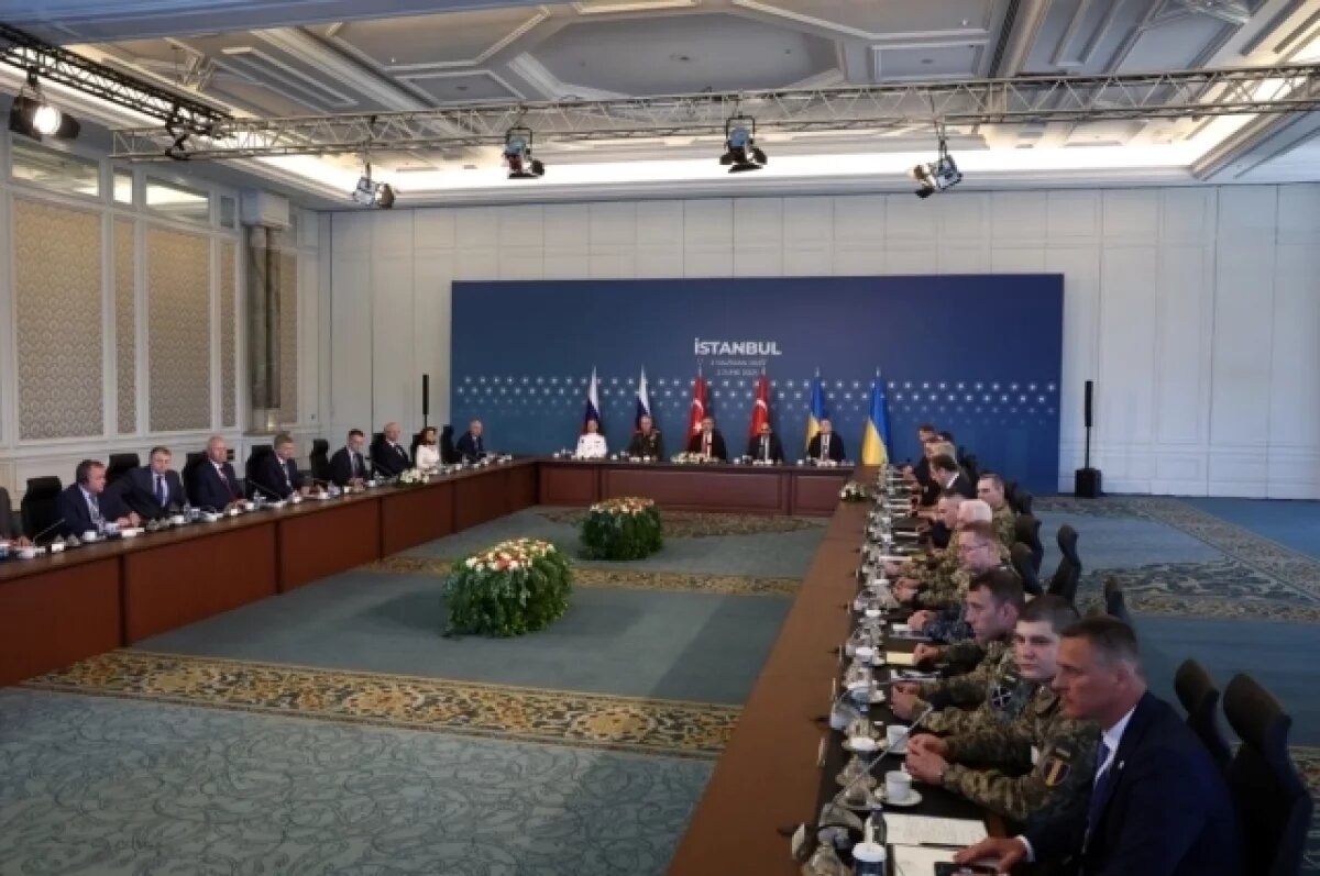    Один из членов делегации Украины пришел на переговоры в форме с шевроном СС