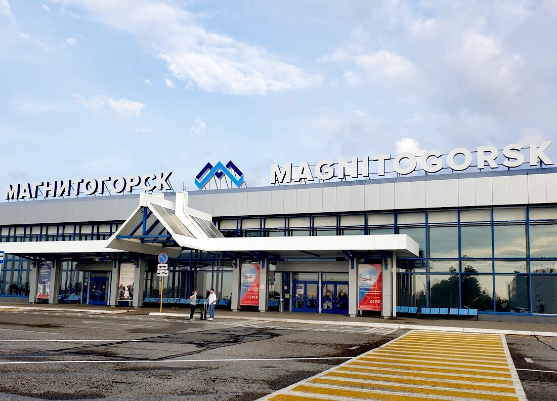 Какие аэропорты принадлежат одному региону, но территориально находятся в другом?