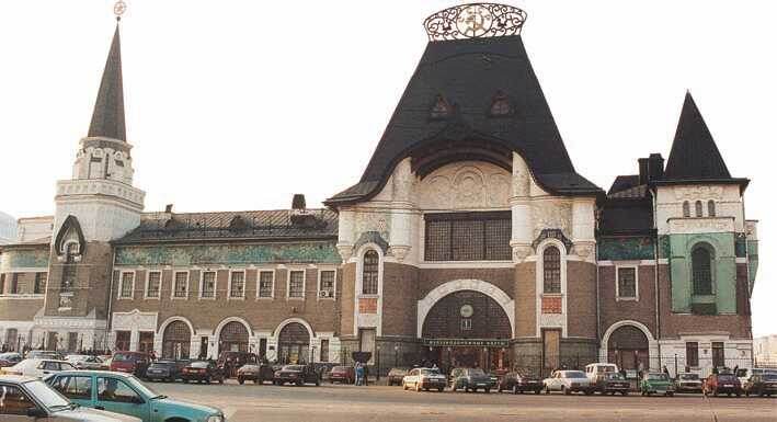 Здание Ярославского вокзала на Комсомольской площади в Москве