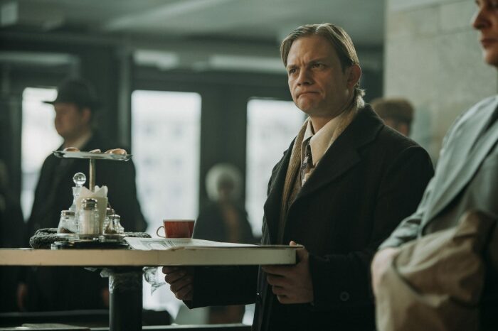 Евгений Ткачук на съёмочной площадке фильма «Роднина». / Фото: kino-teatr.ru