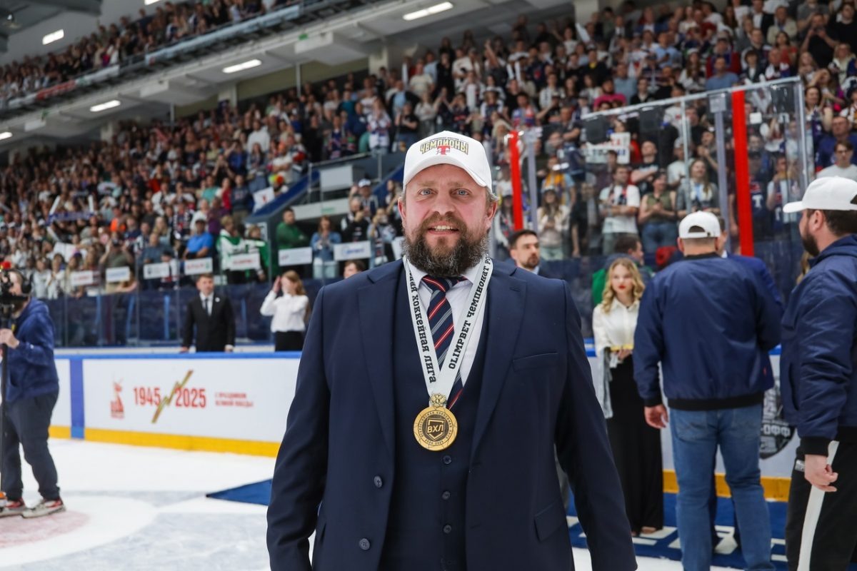    Антон Зеленов также известен как первый тренер вратаря клуба «Рейнджерс» Игоря Шестёркина