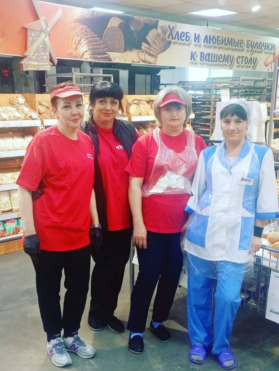 Коллектив в гипермаркете "Линия"