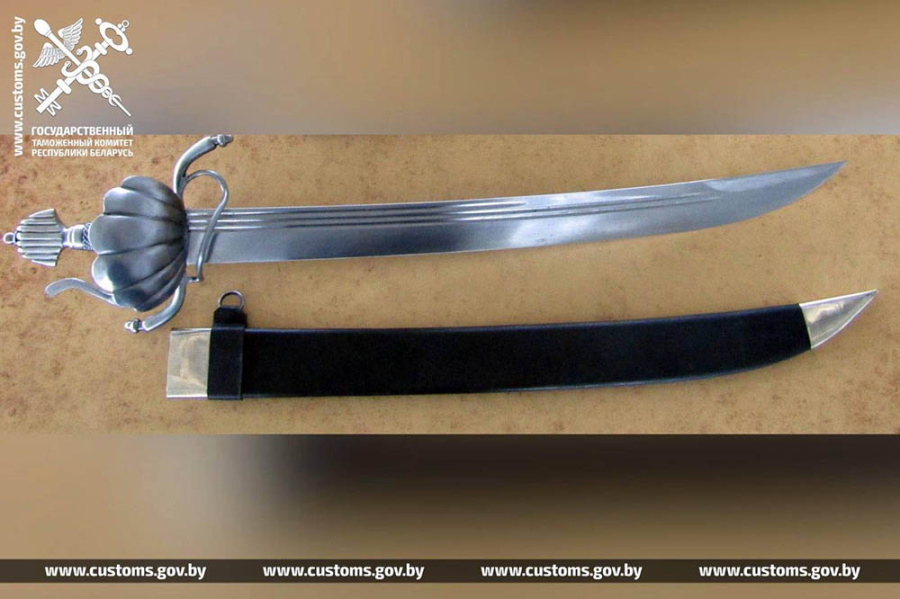     В посылках сотрудники таможенного поста обнаружили саблю и мечи