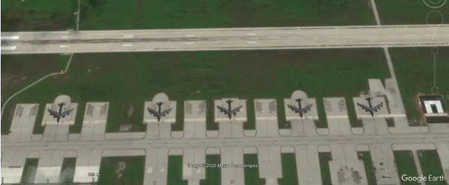 Американские стратегические бомбардировщики B-52H на авиабазе Андерсен