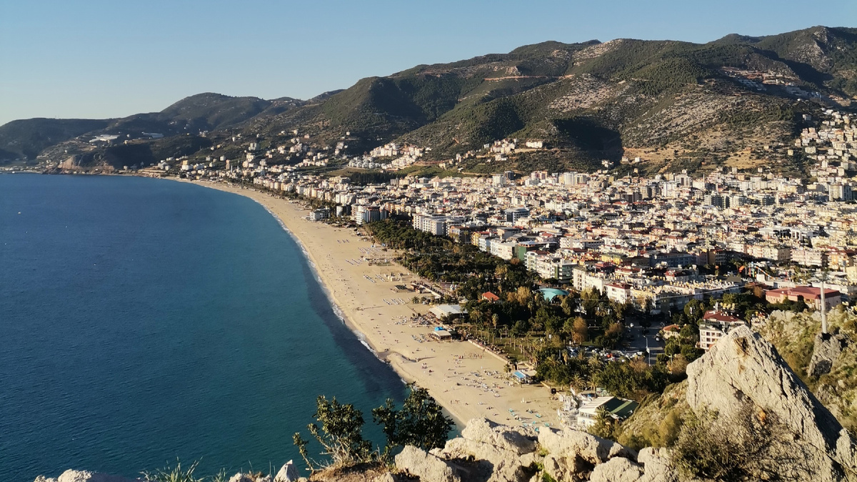 Вид на пляж Клеопатры с вершины крепости. Фото из личного архива. Снимок сделан в январе 2023 года. 