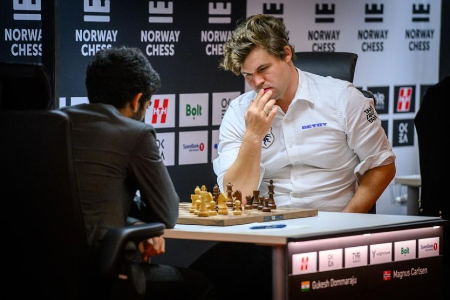 Фото с партии Гукеша и Карлсен