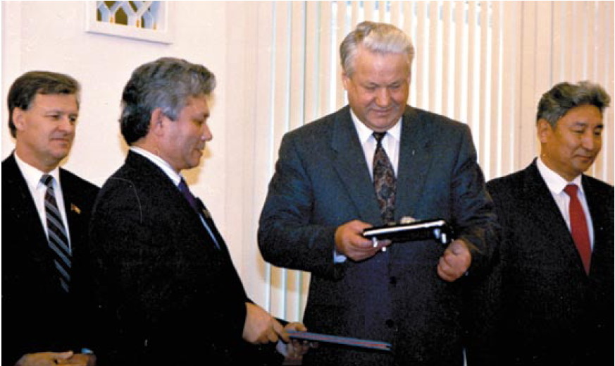 Вручение Президентом Якутии М.Е. Николаевым алмаза "Свободная Россия" Президенту РФ Б.Н.Ельцину 