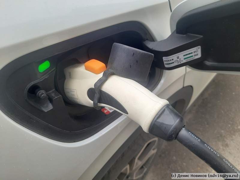 Наш ID.4 заряжается от домашней розетки через разъём GB/T AC