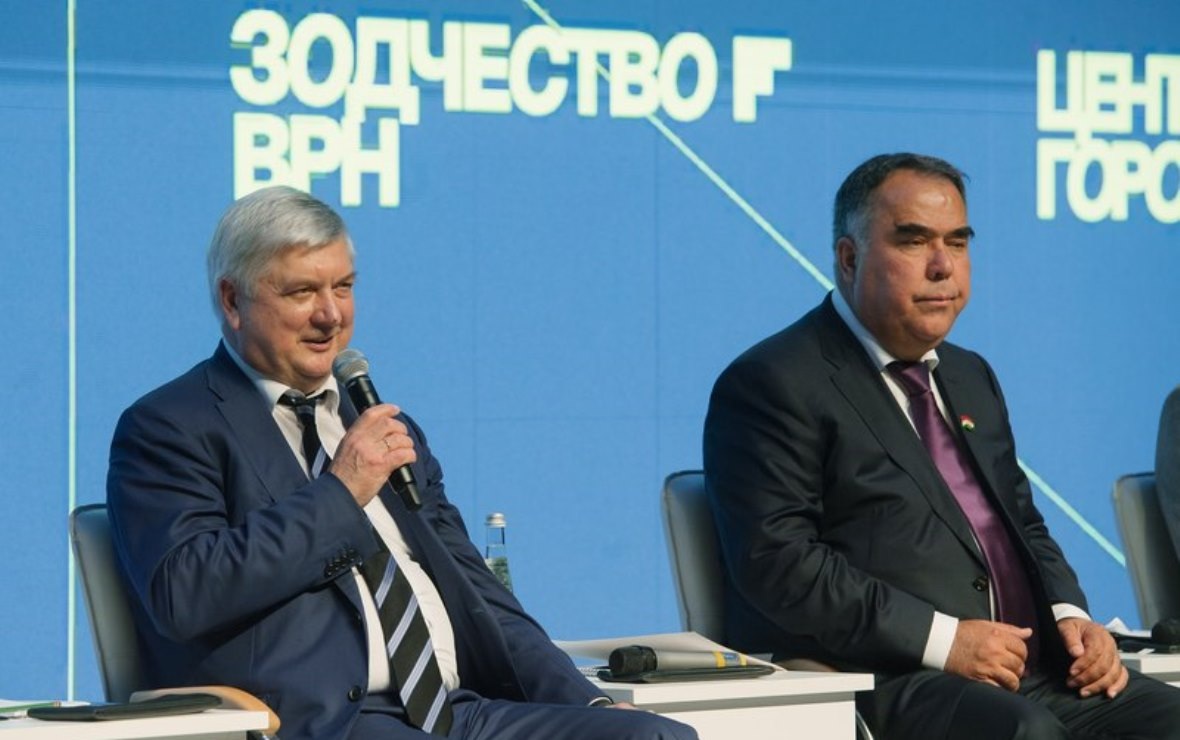 Александр Гусев и Раджаб Ахмадзод (Фото: пресс-служба правительства Воронежской области)