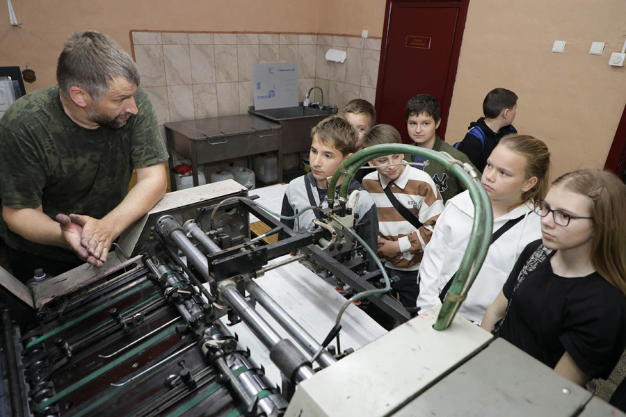     Учащиеся воспитательно-оздоровительного лагеря "Радуга" совершили путешествие в мир печатного слова