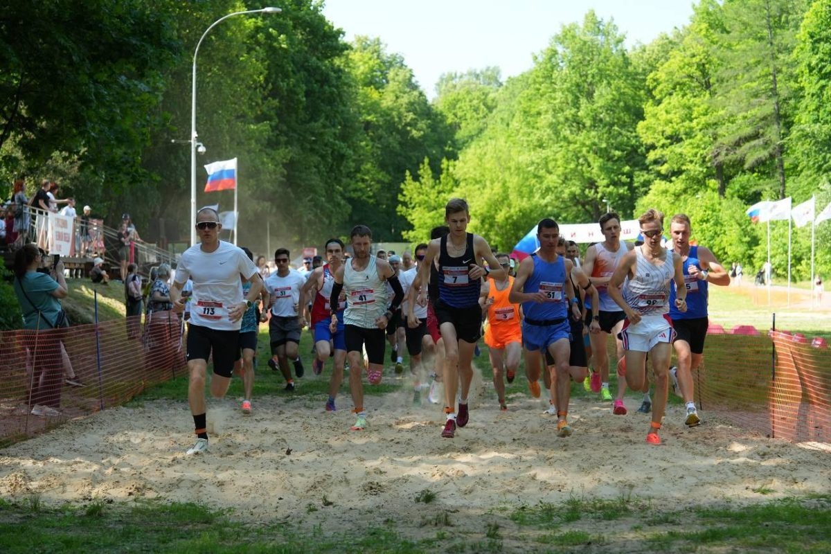    В V легкоатлетическом кроссе «По Щелчку» в Нижнем Новгороде приняли участие более 650 бегунов из 56 городов России