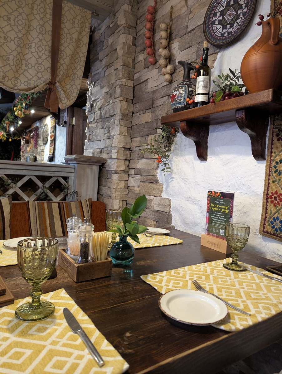 Внутри попадаешь в уютную атмосферу грузинского сада с винными погребами