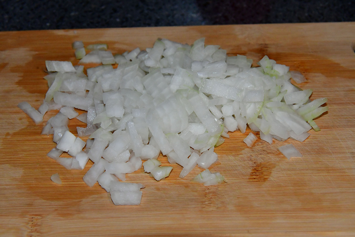 Нарезаем лук