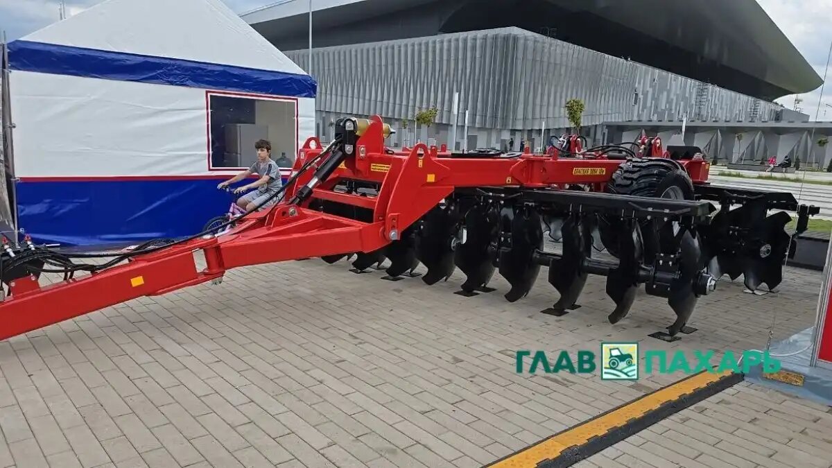 Фото: © Владимир Исаенко / Glavpahar.ru
Минскагропроммаш представил на БЕЛАГРО-2025 новую мелиоративную борону БПМ-5-1 Тайфун