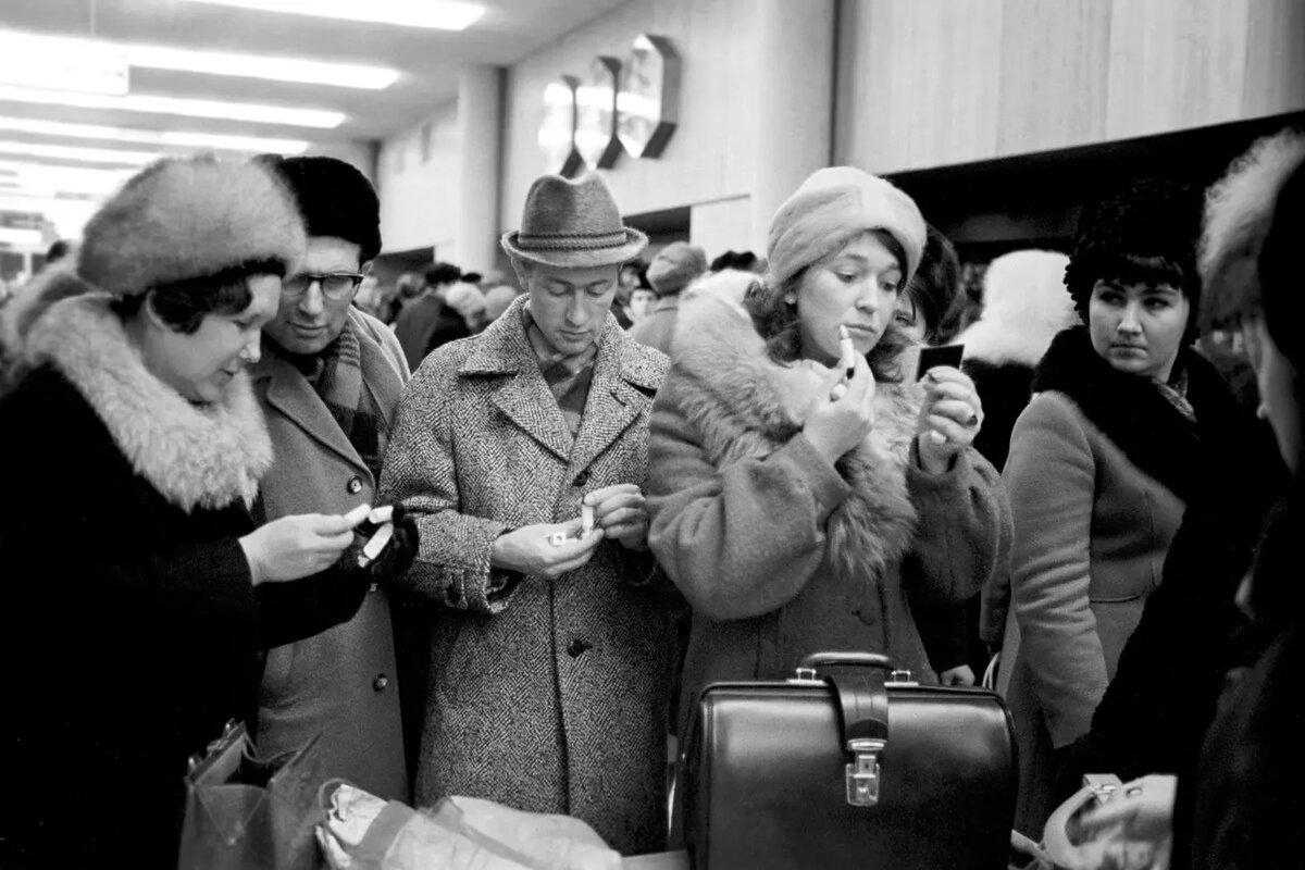 Покупатели в магазине «Ванда», фото: Борис Кавашкин.