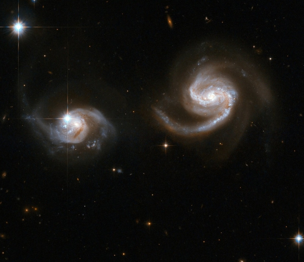    Галактики NGC 6786 демонстрируют, как могли бы встретиться Млечный Путь и Андромеда