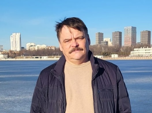 на фото автор канала