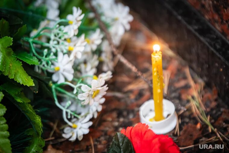 Карпинск простится с Настей 3 июня. Многие горожане оплакивают девушку. Фото: Илья Московец © URA.RU