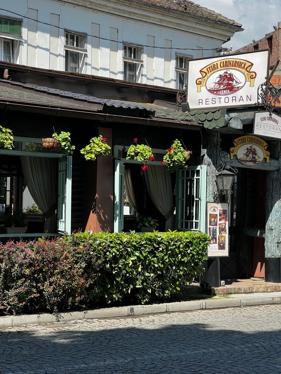 В Белграде, особенно в районе Скадарлия, "Шприцер" пользуется огромной популярностью как у жителей, так и у гостей города.